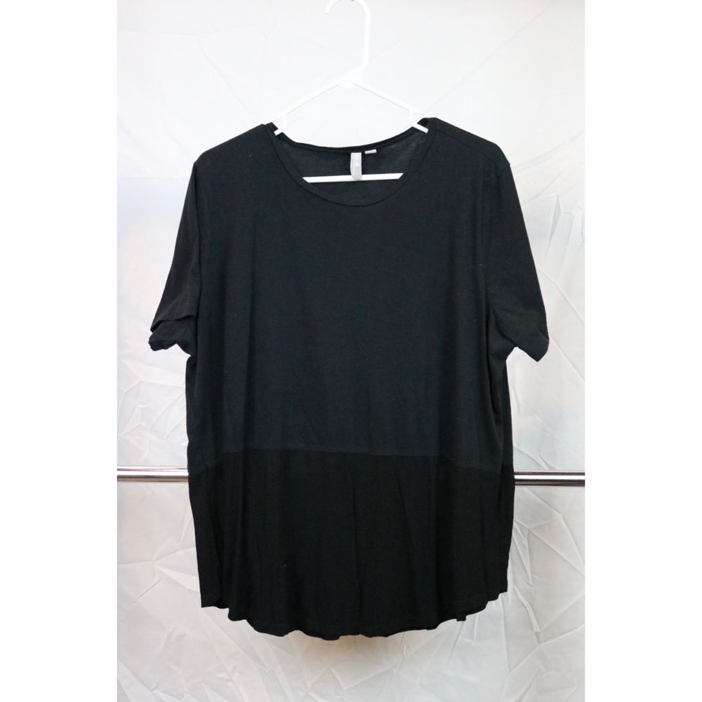 Black shirt with ribbed lower hem